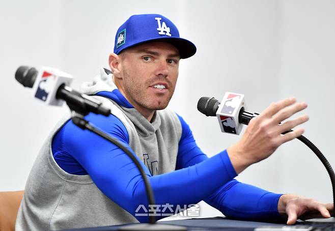 다저스 프레디 프리먼이 16일 서울 고척스카이돔에서 진행되는 MLB 서울시리즈 LA 다저스 공식 기자회견에서 기자들 질문에 답하고 있다. 사진 | 스포츠서울DB