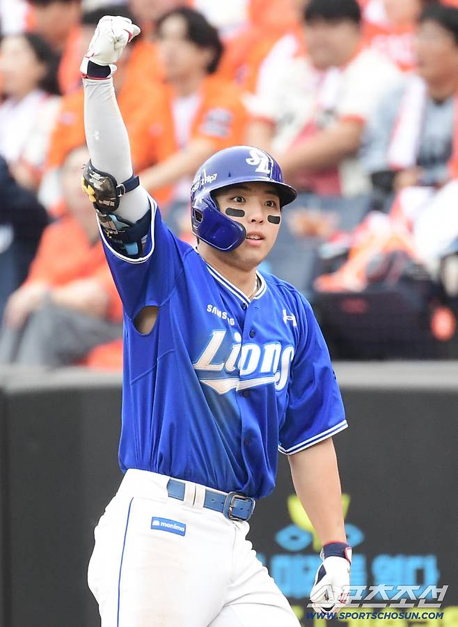 19일 대전 한화생명볼파크에서 열린 삼성과 한화의 PO 2차전. 3회 2타점 적시타를 날린 김영웅. 대전=송정헌 기자songs@sportschosun.com/2025.10.19/