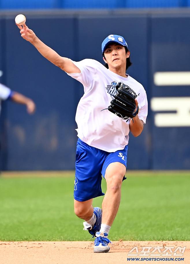 22일 대구 삼성라이온즈파크에서 열린 한화와 삼성의 PO 4차전, 삼성 이재현이 수비훈련을 하고 있다. 대구=허상욱 기자wook@sportschosun.com/2025.10.22/