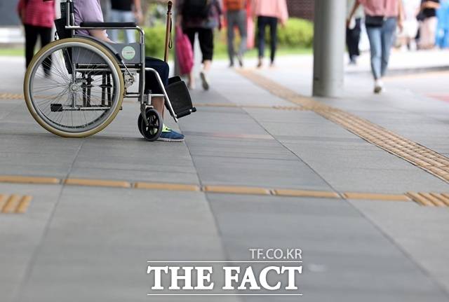 하반신이 불편해 휠체어 등을 타는 장애여성들은 흡수력이 뛰어나고 면적이 넓은 오버나이트 생리대가 필요하지만 비용 문제 때문에 고민이 크다. /뉴시스