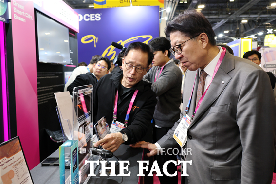 CES 2026 통합부산관을 방문한 박형준 부산시장. /부산시