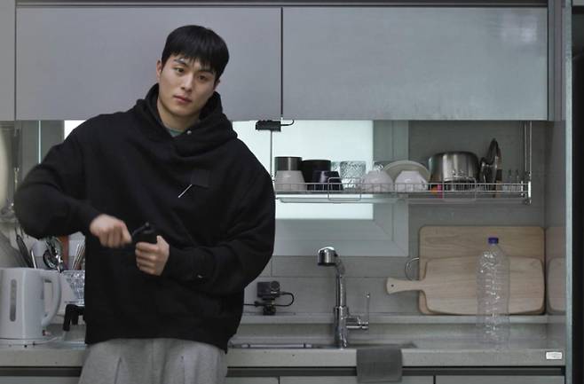 11일 방송되는 SBS '미운 우리 새끼'(미우새)에 배우 정건주가 새로운 아들로 합류한다.&nbsp;정건주는 아침 수영으로 다져진 몸매를 공개하며 스튜디오의 탄성을 자아냈다.&nbsp;이날 방송에는 '미남 감별사' 홍석천이 정건주의 집을 깜짝 방문해 눈길을 끌었다.&nbsp;홍석천은 변우석, 추영우와 함께 정건주를 미남 TOP 3로 꼽으며 끊임없는 플러팅을 선보였다.&nbsp;두 사람은 연애 이야기를 나누며 정건주의 심쿵 고백 재연까지 이어져 기대를 모은다.