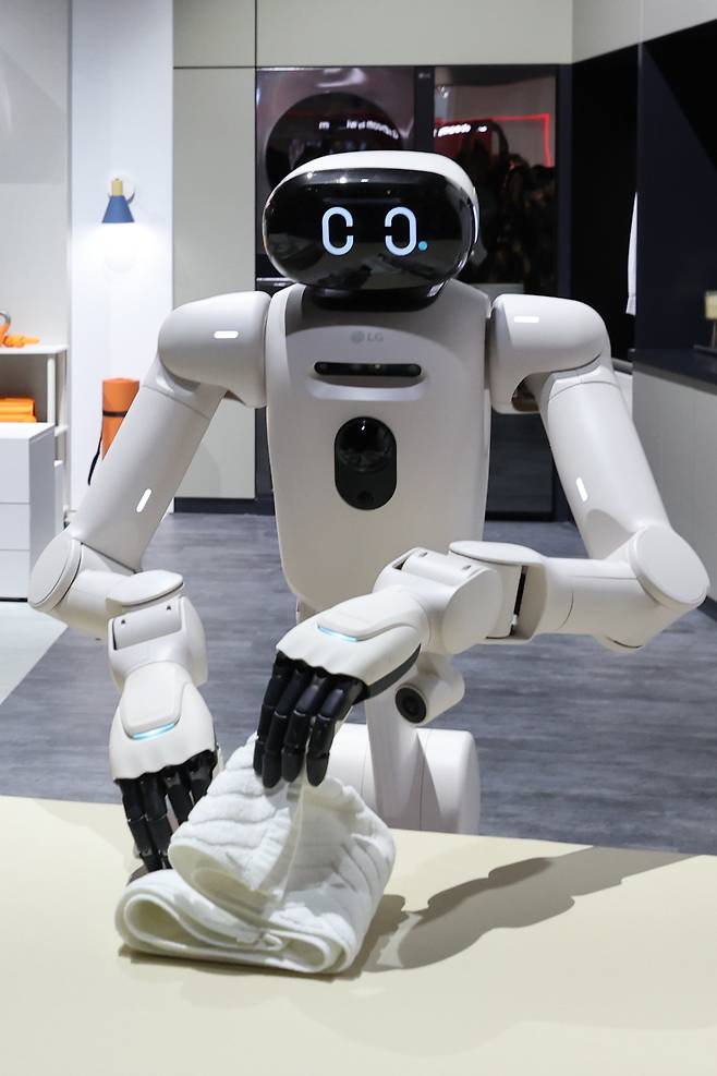 CES를 하루 앞두고 미국 네바다주 라스베이거스 컨벤션센터(LVCC)에서 열린 LG전자 사전 부스투어에서 AI 홈로봇 ‘LG 클로이드’가 세탁된 수건을 접고 있다.  라스베이거스=뉴스1