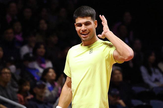 포인트를 낸 뒤 관중들의 환호를 유도하고 있는 카를로스 알카라스.  세마스포츠마케팅 제공