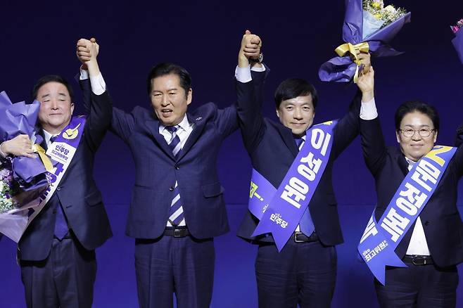 정청래 더불어민주당 대표가 11일 서울 여의도 국회 의원회관에서 열린 최고위원 보궐선거 후보자 합동연설회에서 강득구, 이성윤, 문정복 신임 최고위원과 기념 촬영을 하고 있다. 2026.1.11 뉴스1