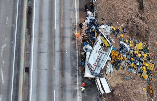 10일 경북 상주시 서산영덕고속도로에서 발생한 다중 추돌사고로 다수 사상자가 발생한 가운데, 사고로 부서진 화물차를 관계자들이 수습하고 있다. [상주=연합뉴스]