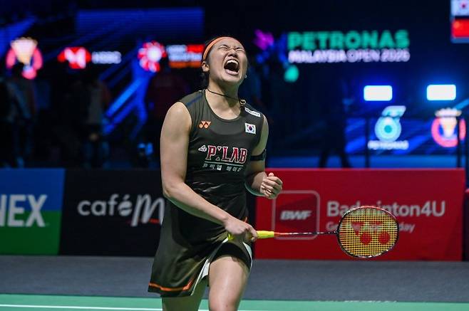 안세영이 11일 말레이시아 쿠알라룸프에서 펼쳐진 새해 첫 대회인 말레이시아오픈을 제패하고 포효하고 있다.뉴시스
