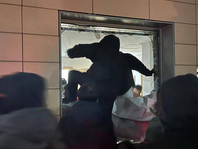 지난해 1월 19일 서울 마포구 서울서부지법에서 내란 우두머리 혐의를 받는 윤석열 전 대통령의 구속영장이 발부되자, 윤 전 대통령 지지자들이 법원에 진입해 난동을 부리고 있다. 뉴스1