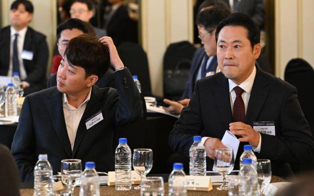 장동혁(오른쪽) 국민의힘 대표와 이준석 개혁신당 대표가 지난해 10월 서울 영등포에서 열린 한 행사에 참석해 있다. 국회사진기자단