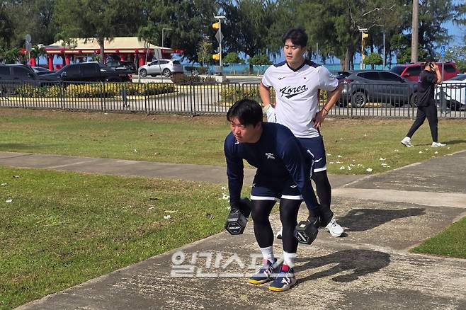 10일 사이판 올레아이 스포츠 콤플렉스에서 훈련 중인 고우석(아래)과 박영현. 사이판=윤승재 기자