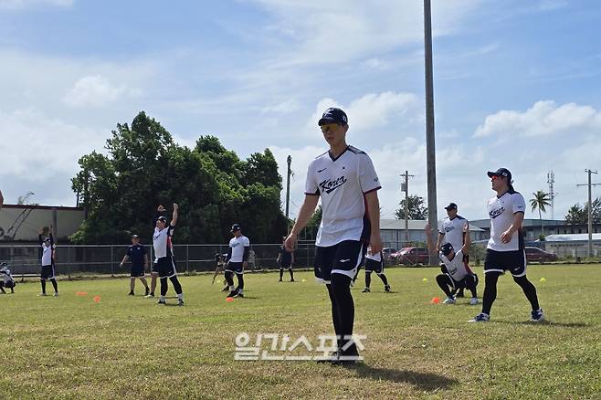 10일 사이판 올레아이 스포츠 콤플렉스에서 훈련 중인 선수들. 사이판=윤승재 기자