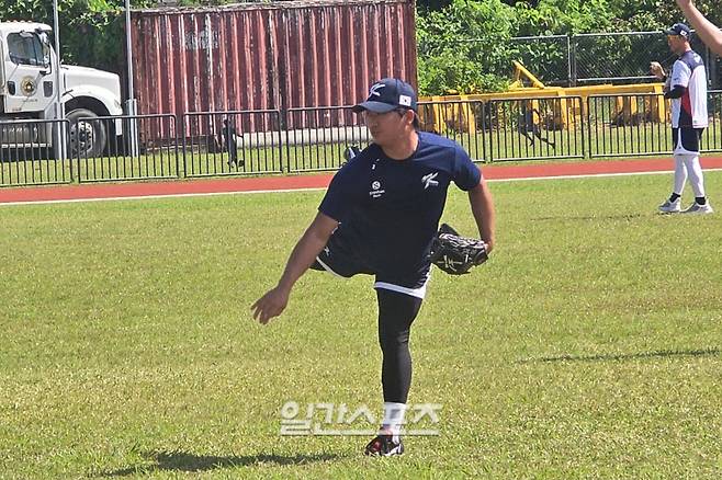 11일 사이판 올레아이 스포츠 콤플렉스에서 박영현과 캐치볼 훈련 중인 고우석. 사이판=윤승재 기자