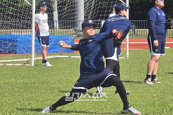 11일 사이판 올레아이 스포츠 콤플렉스에서 고우석과 캐치볼 훈련 중인 박영현. 사이판=윤승재 기자