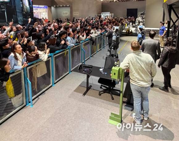 미국 라스베이거스에서 열린 CES 2026 웨스트홀 현대차그룹 전시관에서 관람객들이 아틀라스를 보는 모습. [사진=박지은 기자]