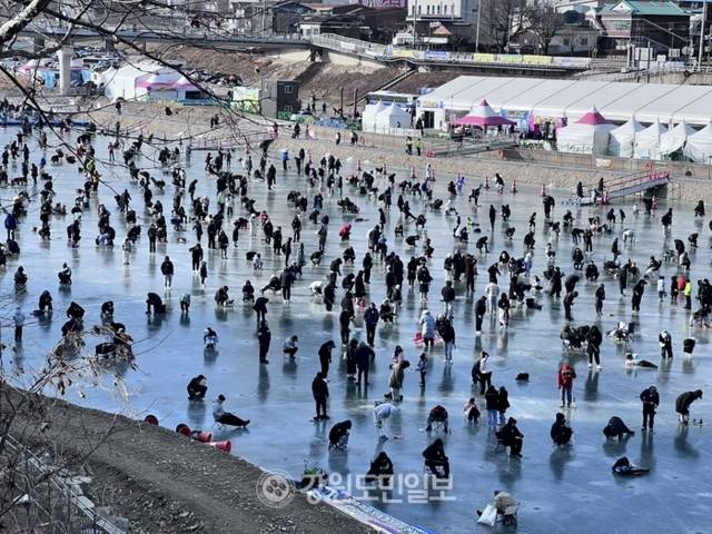 ▲ 10일 오후 제14회 홍천강 꽁꽁축제 얼음 낚시터의 모습. 박지윤 기자