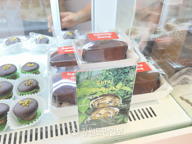 ▲ 춘천의 A디저트가게에서 판매되고 있는 두바이 수건케이크와 두바이 마카롱(왼쪽). 최수현 기자