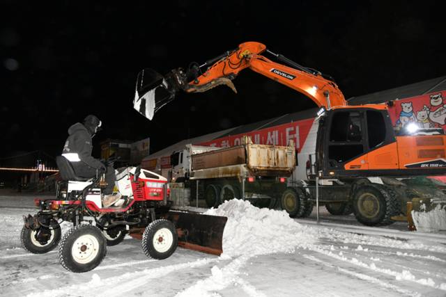 ▲ 10일 오후부터 밤새 내린 눈을 치우기 위해 화천산천어축제장에서 11일 새벽 화천군청 공무원들과 축제관계자들이 제설작업을 실시하고 있다.