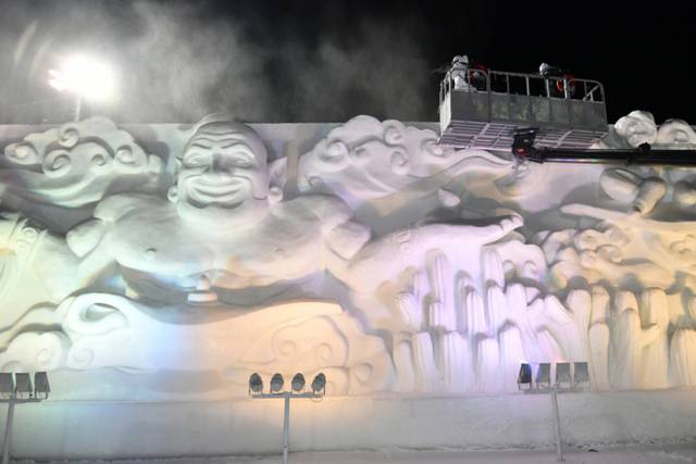 ▲ 10일 오후부터 밤새 내린 눈을 치우기 위해 화천산천어축제장에서 11일 새벽 화천군청 공무원들과 축제관계자들이 제설작업을 실시하고 있다.
