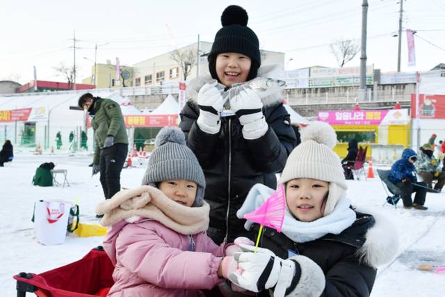 ▲ 개막 이틀째인 11일 제설 작업을 마친 화천산천어축제장에서 관광객들이 얼음낚시를 즐기고 있다.