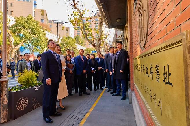 이재명 대통령과 김혜경 여사가 7일 오후 상하이 임시정부청사 기념관을 살펴보고 있다. 사진=뉴스1