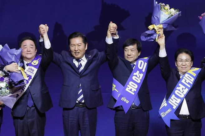 정청래 더불어민주당 대표가 11일 서울 여의도 국회 의원회관에서 열린 최고위원 보궐선거 후보자 합동연설회에서 강득구, 이성윤, 문정복 신임 최고위원과 기념 촬영을 하고 있다. / 사진=뉴스1