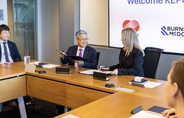 김동철(왼쪽에서 두 번째) 한국전력 사장. 한전 제공