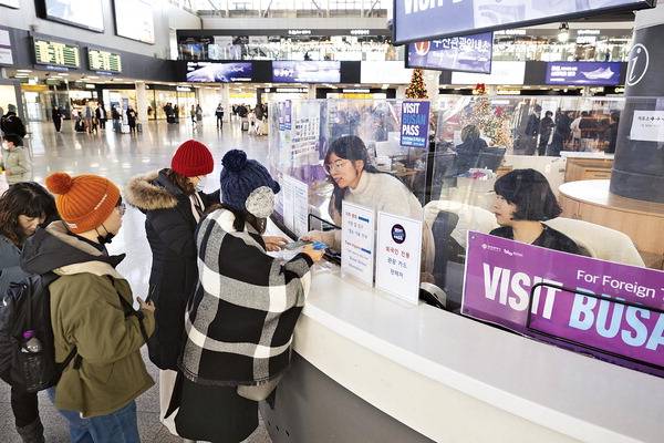 부산을 찾는 외국인 관광객 수가 급증하는 가운데 관광 경쟁력 제고를 위해 수용 태세 강화가 과제로 꼽힌다. 지난 8일 대만 관광객들이 동구 부산역 2층에 위치한 관광안내소에서 외국인전용 관광상품인 ‘비짓부산패스’를 구매하고 있다.  전민철 기자 jmc@kookje.co.kr
