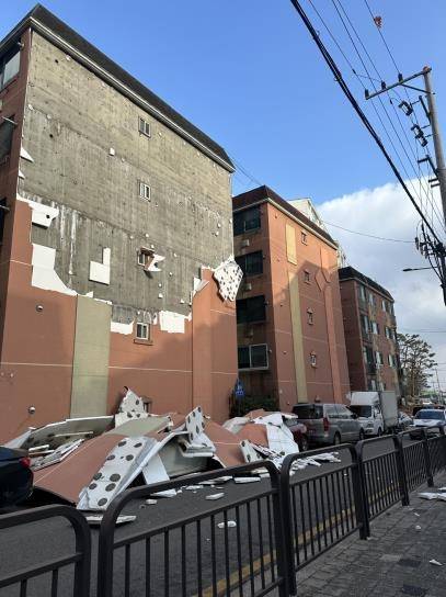 The cladding of a multifamily housing unit in Gyeyang-gu, Incheon, is seen torn off by strong winds on Saturday. (Yonhap)