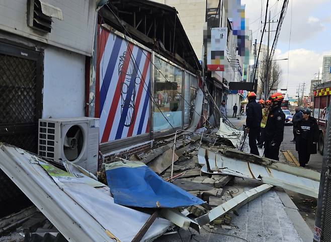 A fallen sign lies on a street in Uijeongbu, Gyeonggi, on Jan. 10, following strong winds. [NEWS1]