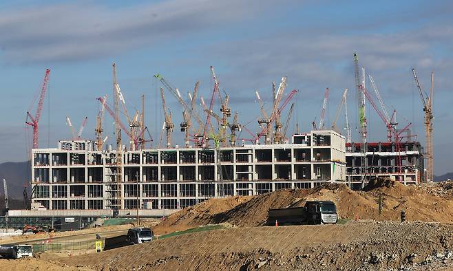 Construction is in full swing on Jan. 9 at the site of the Yongin semiconductor cluster industrial complex in Cheoin District, Yongin, Gyeonggi. [JOINT PRESS CORPS]
