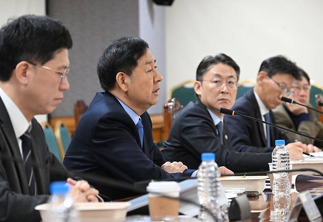 Deputy Prime Minister and Finance Minister Koo Yun-cheol, second from left, presides over a market conditions review meeting at the Korea Federation of Banks in Jung District, central Seoul, on Jan. 8. [MINISTRY OF ECONOMY AND FINANCE]