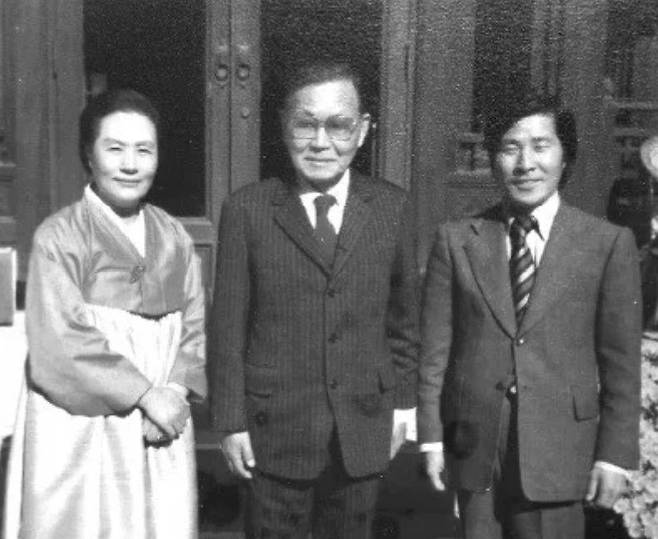 안재웅(오른쪽) 목사가 윤보선 전 대통령과 한국기독학생총연맹 이사장 공덕귀 여사 내외와 함께 기념촬영하고 있다. 국민일보DB