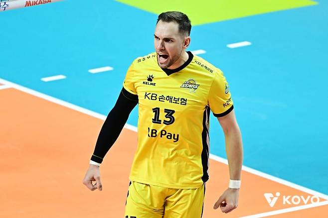 KB손해보험 비예나가 11일 서울 장충체육관에서 열린 2025-2026 V리그 남자부 우리카드와의 원정 경기에서 득점에 성공한 뒤 포효하고 있다. 한국배구연맹(KOVO) 제공