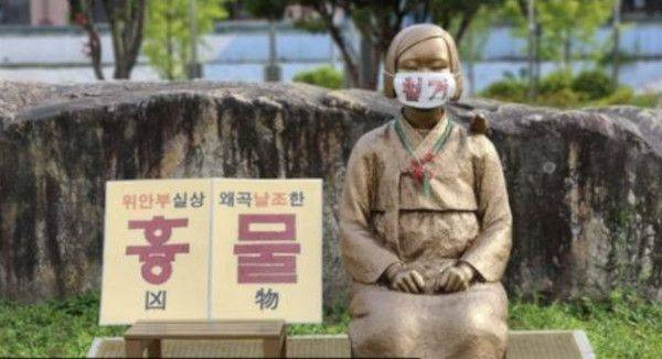 극우 성향 시민단체 위안부법폐지국민행동이 충북 제천 의병광장에 설치된 평화의 소녀상을 훼손한 모습. 이재명 대통령 SNS 캡처