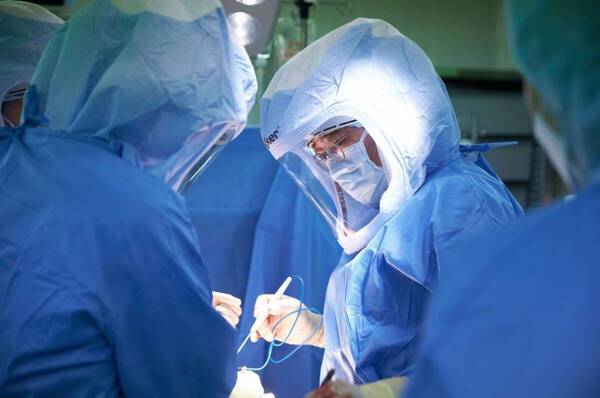 유기형 경희대병원 정형외과 교수가 인공관절치환술을 시행하고 있다. 경희대병원