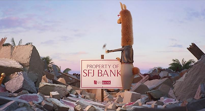 압류하고 추심하는 은행원 라마 포용금융의 한 축은 금융기관의 추심 강도를 낮추는 데 있다. [IMDb]