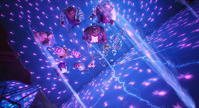 극장 벽 틈으로 새어 들어오는 물. 구멍 하나를 막지 못했을 때 전체가 붕괴할 위기로 번질 수 있다. [IMDb]