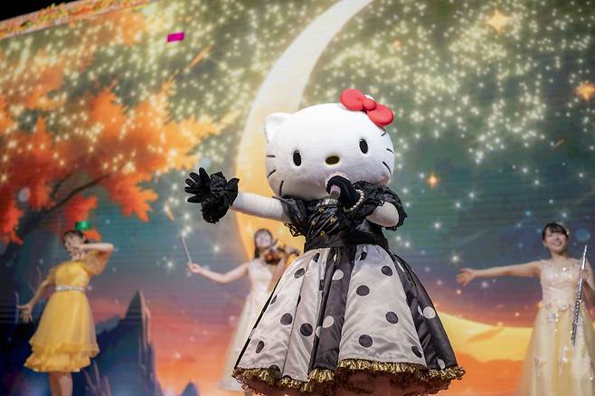 아와지시마 '헬로키티 쇼박스'에서는 헬로키티가 등장해 공연을 펼친다.  이와지마시마관광협회