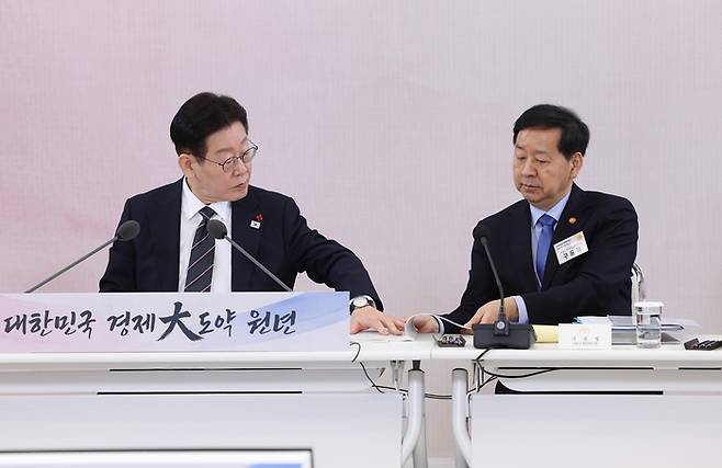 이재명 대통령이 지난 9일 서울 종로구 청와대에서 열린 ‘2026년 경제성장전략’ 국민보고회에서 구윤철 부총리 겸 재정경제부 장관과 자료를 보고 있다. [김호영 기자]