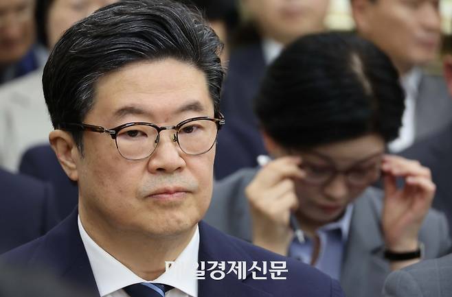 지난해 10월 김병주 MBK파트너스 회장이 국회에서 열린 정무위원회 국정감사에 증인으로 출석한 모습. [한주형 기자]