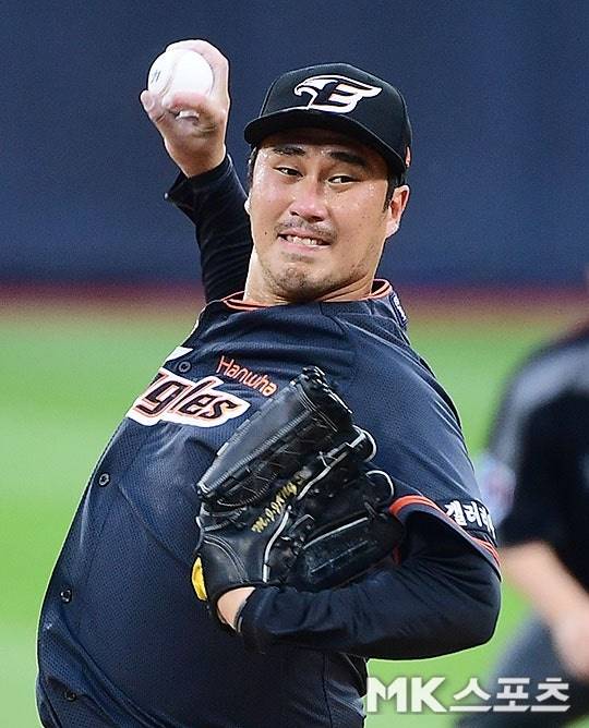 2022년 8월 7일 오후 경기도 수원kt위즈파크에서 ‘2022 KBO리그’ 한화 이글스와 kt 위즈 경기가 열렸다. 한화 선발 장민재가 역투하고 있다. 사진=김영구 기자