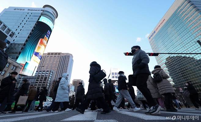 2026년 새해 첫 출근일이자 서울 최저기온이 -12도를 기록한 2일 서울 종로구 세종대로에서 두꺼운 옷차림을 한 시민들이 출근하고 있다. 2026.01.02. /사진=뉴시스 /사진=김선웅