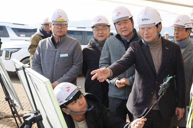 이상일 용인특례시장(앞줄 오른쪽)이 9일 '용인반도체클러스터 일반산업단지' 현장을 방문해 공사 진행 상황을 확인하고 있다. /사진제공=용인특례시