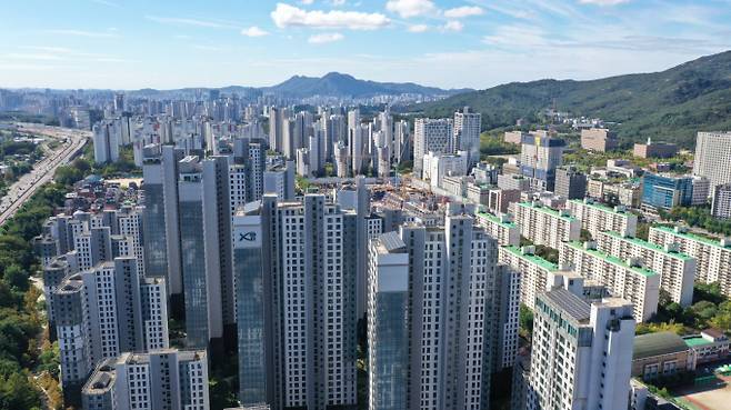 1월 셋째 주에 경기 성남·안양·화성·수원 등 수도권 등에서 800가구 규모의 신규 분양을 시작한다. 사진은 경기의 한 시내 아파트 단지 모습./사진=뉴스1