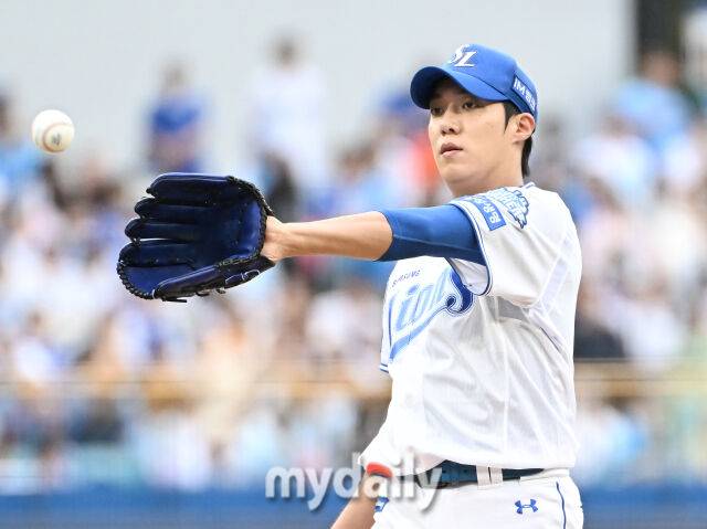 7일 오후 대구광역시 수성구 대구삼성라이온즈파크에서 진행된 '2025 프로야구 KBO리그 포스트시즌' 와일드카드 결정전 1차전 삼성라이온즈와 NC다이노스의 경기. 삼성 선발투수 원태인이 공을 전달 받고 있다./마이데일리