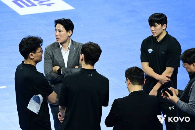 강성형 감독과 코칭스태프들./KOVO