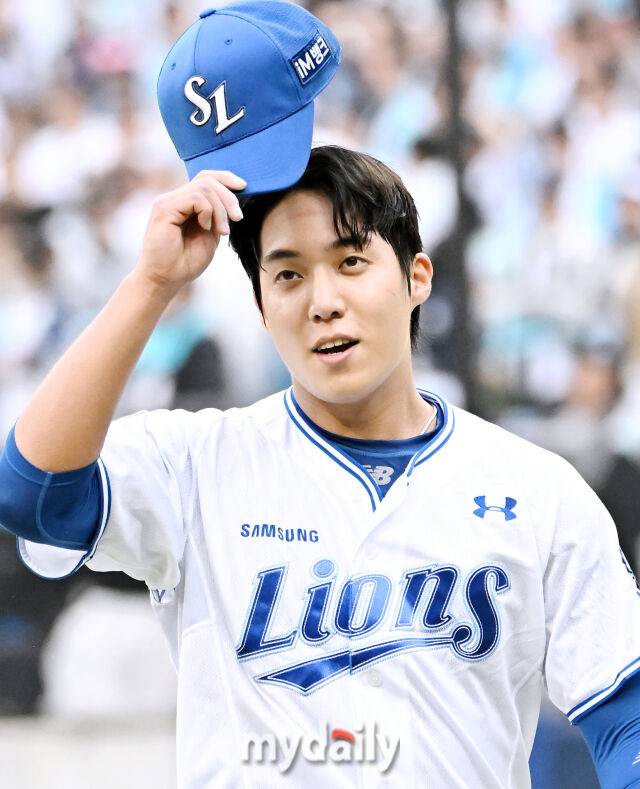 7일 오후 대구광역시 수성구 대구삼성라이온즈파크에서 진행된 '2025 프로야구 KBO리그 포스트시즌' 와일드카드 결정전 1차전 삼성라이온즈와 NC다이노스의 경기. 삼성 원태인이 6회초 2사 1,2루서 이우성을 우익수 뜬공으로 잡은 뒤 관중들에 인사를 하고 있다./마이데일리