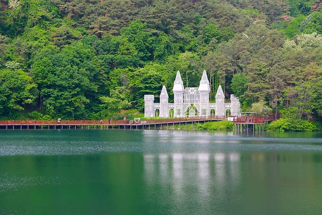 동양속 서양 비룡담 처럼 사계절 여행지도 있지만, 특정한 때 가야 매력을 발산하는 ‘제철여행’지가 대부분이다. [사진=지엔씨이십일 제공]