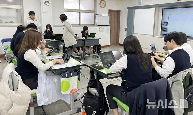 [전주=뉴시스]윤난슬 기자 = 전북특별자치도교육청의 '학교로 찾아가는 AI 디지털 리터러시 스쿨' 모습. (사진=전북교육청 제공) photo@newsis.com **기사 내용과 관련 없습니다**