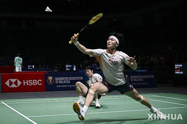 [쿠알라룸푸르=신화/뉴시스] 김원호-서승재 조(1위)가 6일(현지 시간) 말레이시아 쿠알라룸푸르 악시아타 아레나에서 열린 2026 세계배드민턴연맹(BWF) 월드투어 슈퍼1000 말레이시아 오픈 남자 복식 1회전(32강)에서 천보양-류이 조(9위·중국)와 경기하고 있다. 김원호-서승재 조가 2-0(21-18 21-17)으로 승리하고 16강에 올랐다. 2026.01.07.